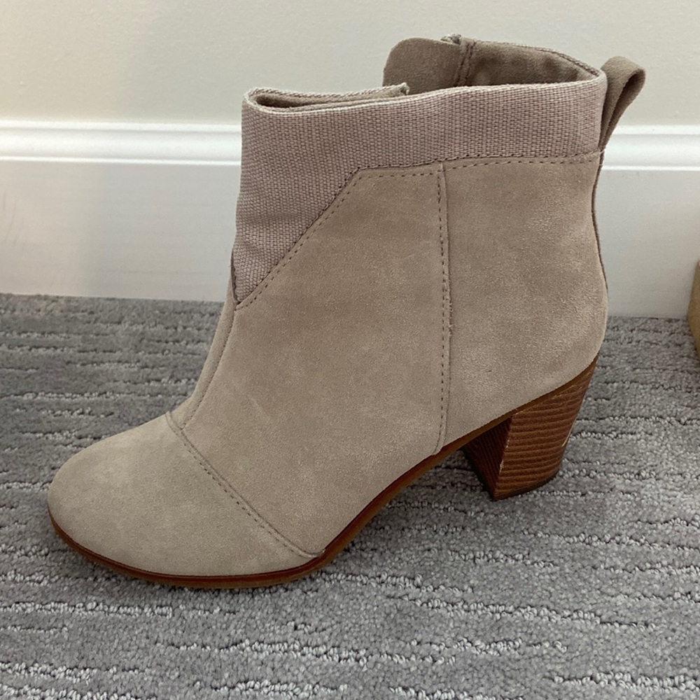 TOMS size 7 suede booties